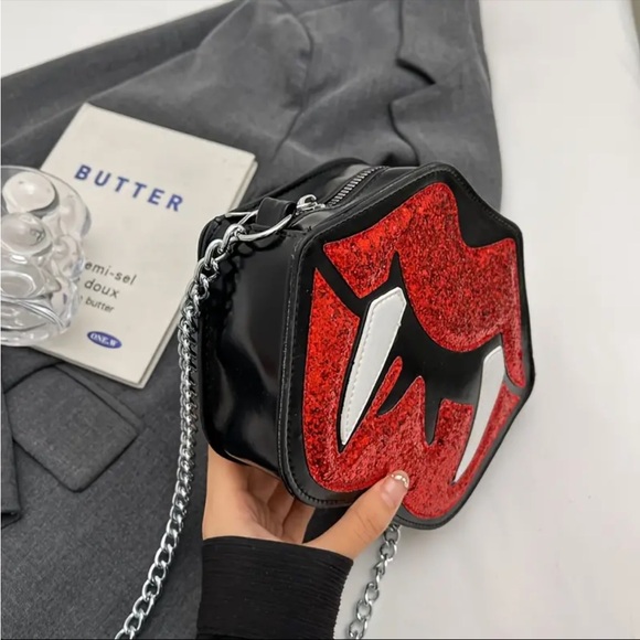 🆕 Y2K Punk-Inspired Vampire Lip Crossbody Bag with Sequin Detail - Halloween - Picture 9 of 13